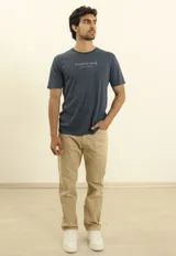 Pantalón de algodón color beige, estilo chino o cargo, de corte recto y cinco bolsillos.