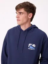 Canguro blanco con capucha y cordones ajustables. Presenta un estampado grande en la espalda con formas abstractas en tonos de azul y gris, y la palabra "RUSTY" en azul.