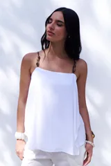 Musculosa blanca de breteles finos y corte recto.