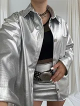 Sobrecamisa plateada con textura croco, cuello camisero, manga larga y cierre frontal con botones.