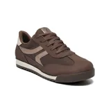 Championes deportivos Via Marte modelo Zelda, de diseño urbano en tonos beige y gris, confeccionados en una combinación de gamuza y malla técnica. Presentan detalles en color crema, cordones al tono y una suela de goma dentada en color caramelo.