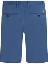 Bermuda azul de corte recto confeccionada en algodón elástico. Cuenta con dos bolsillos delanteros en diagonal y dos bolsillos traseros de ojal con botón.