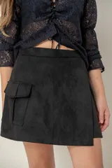 Pollera pantalón de corte recto y diseño minimalista, con cierre lateral y detalle de bolsillo tipo ojal en la parte frontal.