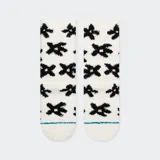 Medias de caña alta color rosa claro con estampado de flores rosas.