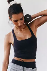 Top deportivo negro de punto liso y elástico, con escote cuadrado y breteles anchos.