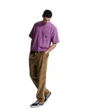 Pantalón de corte recto y relajado confeccionado en pana de algodón de alta densidad. Presenta cintura elástica con cordón de ajuste y bolsillos laterales.