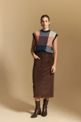 Chaleco tejido de punto con diseño de bloques a cuadros en tonos rosados, marrones y beige. Presenta cuello redondo y terminaciones acanaladas en cuello y sisas.
