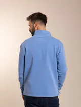 Sweater celeste de algodón y poliéster con cuello alto y cierre parcial con cremallera.