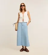 Pollera midi evasé de jeans celeste, con trabillas en la cintura, cierre frontal con botón y cremallera, bolsillos traseros y corte vertical.