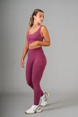 Top deportivo color borgoña, con breteles finos y espalda deportiva.