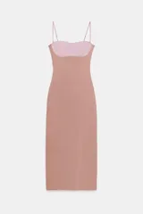 Body de poliamida con diseño bicolor, presentando un cuerpo en tono rosado oscuro y un escote corazón en un tono rosado más claro. Posee tirantes finos ajustables y un corte ajustado al cuerpo.