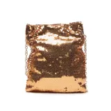 Bandolera dorada cubierta de lentejuelas, con correa de cadena metálica. Cierre con broche, forro interior textil y bolsillo interno con cierre.