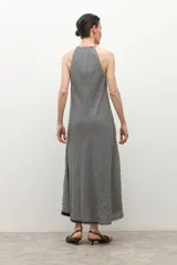 Vestido midi de tirantes finos con estampado de cuadros vichy en blanco y negro, escote en V y detalle de encaje en el dobladillo.