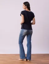 Remera de lino color negro, marca Zac & Rachel. Escote en V con abertura y botones. Delantera con frunce.