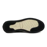 Zapato acordonado de cuero negro con cierre lateral y suela color crema.