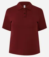 Blusa estilo polo de manga corta, confeccionada en tejido piquet color bordó. Presenta cuello clásico y cierre frontal con tres botones.
