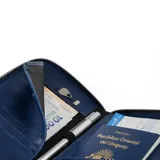 Portapasaporte de cuero genuino con acabado texturizado y cierre perimetral. Cuenta con tecnología de protección anticlonación, capacidad para dos pasaportes, seis tarjetas, efectivo y documentos de viaje.