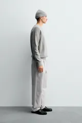 Jersey de punto con textura acanalada, cuello redondo y manga larga. Presenta un corte regular fit con acabados en rib en puños y bajo.
