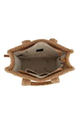 Cartera tipo tote de Las Oreiro, confeccionada en gamuza sintética color beige con detalles de corderito en los bordes y manijas. Incluye un parche frontal con el logo de la marca y correa ajustable extraíble.