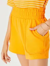 Short color naranja con cintura elastizada y bolsillos laterales.