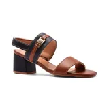 Sandalias de cuero negro con taco cuadrado y tira ancha sobre el empeine con hebilla dorada.