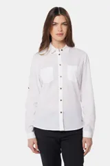 Camisa de lino color verde menta, de manga larga con botones personalizados, cuello camisero, dos bolsillos frontales en el pecho y presilla en la manga.