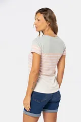 Remera de cuello redondo con bloques de color rosa, blanco a rayas y celeste.