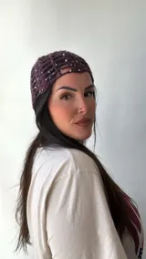 Gorro tipo turbante de malla color uva con lentejuelas plateadas.