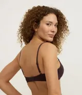 Soutien push-up de microfibra color marrón, con copas moldeadas y tirantes ajustables.