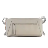 Cartera bandolera Guess modelo Devon de diseño estructurado, color gris con efecto texturizado. Presenta herrajes dorados, logo triangular frontal de la marca y charm colgante decorativo. Cuenta con cierre superior y correa ajustable.