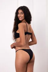 Bombacha de algodón con diseño regulable en los costados, de corte clásico y ajuste cómodo.