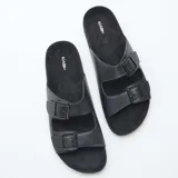 Sandalias negras de doble tira con hebillas metálicas ajustables y suela anatómica.