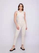 Pantalón chupín negro de tiro alto con bolsillos frontales y traseros.