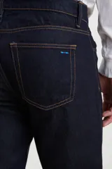 Pantalón de jean azul oscuro, corte recto, con bolsillos delanteros y traseros.