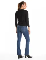 Buzo de tejido fino con escote en V y mangas tres cuartos. Presenta un diseño liso y entallado, ideal para un look casual y versátil.