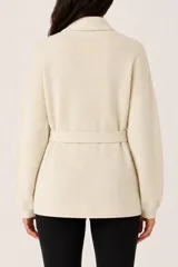 Saco tipo cardigan de punto color crema, con cuello solapa, manga larga y lazo ajustable en la cintura.