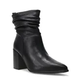Botas de cuero negro con caña media arrugada, taco cuadrado y punta fina.