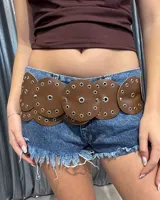 Cinturón de cuero sintético color marrón, compuesto por una serie de piezas circulares unidas entre sí, cada una decorada con ojalillos metálicos plateados en todo su contorno.