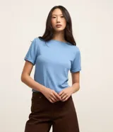 Blusa básica de viscosa color marrón, con cuello redondo y mangas cortas con dobladillo.