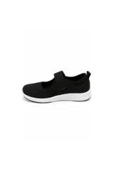 Zapatilla Kiki de mujer, color negro, con diseño tipo Mary Jane, cierre de tira con velcro en el empeine y suela blanca amortiguada.