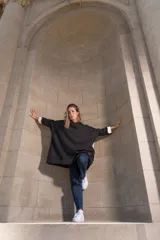 Canguro oversize con capucha, combinado en blanco y negro.