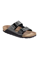 Sandalias Birkenstock Arizona, color negro, con doble tira ajustable con hebilla metálica, plantilla anatómica de corcho-látex y suela de goma EVA.