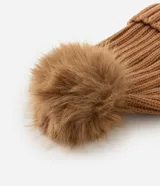 Gorro de punto texturizado color beige con vuelta y pompón de pelo sintético en la parte superior.