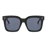 Gafas de sol con marco cuadrado de plástico reciclado color negro y cristales oscuros con protección UV 400.