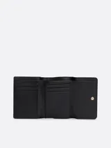 Billetera Tommy Hilfiger negra con diseño plegable en tres partes y monograma TH en bajo relieve. Cuenta con cierre de solapa con botón a presión, compartimento interior para billetes y múltiples ranuras interiores para tarjetas.