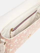 Cartera bandolera Tommy Hilfiger con estampado del monograma TH en tonos beige y rosa. Tiene correa ajustable, cierre con solapa, bolsillo interior con cremallera y logo metalizado TH en la parte delantera.