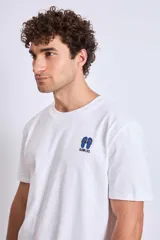 Remera manga corta color lila con logo bordado en el pecho.