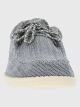 Zapato tipo alpargata de tejido textil gris con cordones decorativos y suela de EVA color crema. Diseño ligero y flexible con tecnología ZeroG.