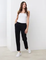 Pantalón jogger de algodón color azul marino, con pretina elastizada y diseño cómodo de corte recto.