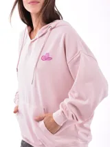 Buzo con capucha (hoodie) color gris melange, de corte holgado, con bolsillo canguro frontal y cordones ajustables en el cuello.